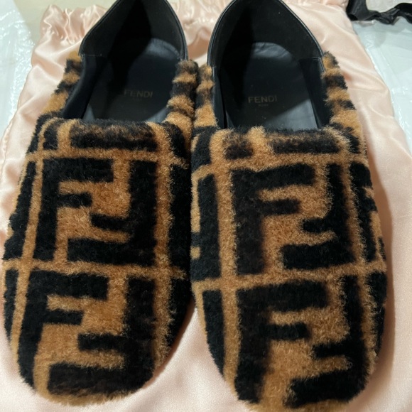 WOMENS FENDI SHEARLING NAPPA Monogram Slippers Size 39 - Picture 2 of 16